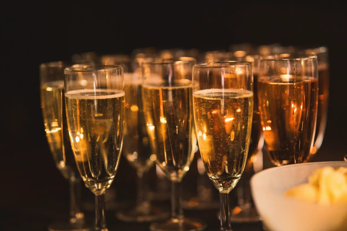 Glazen bubbels op een donkere tafel