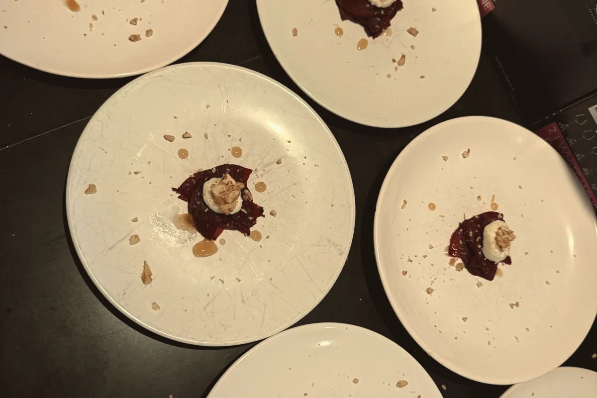 Borden met een voorgerecht op een donkere tafel