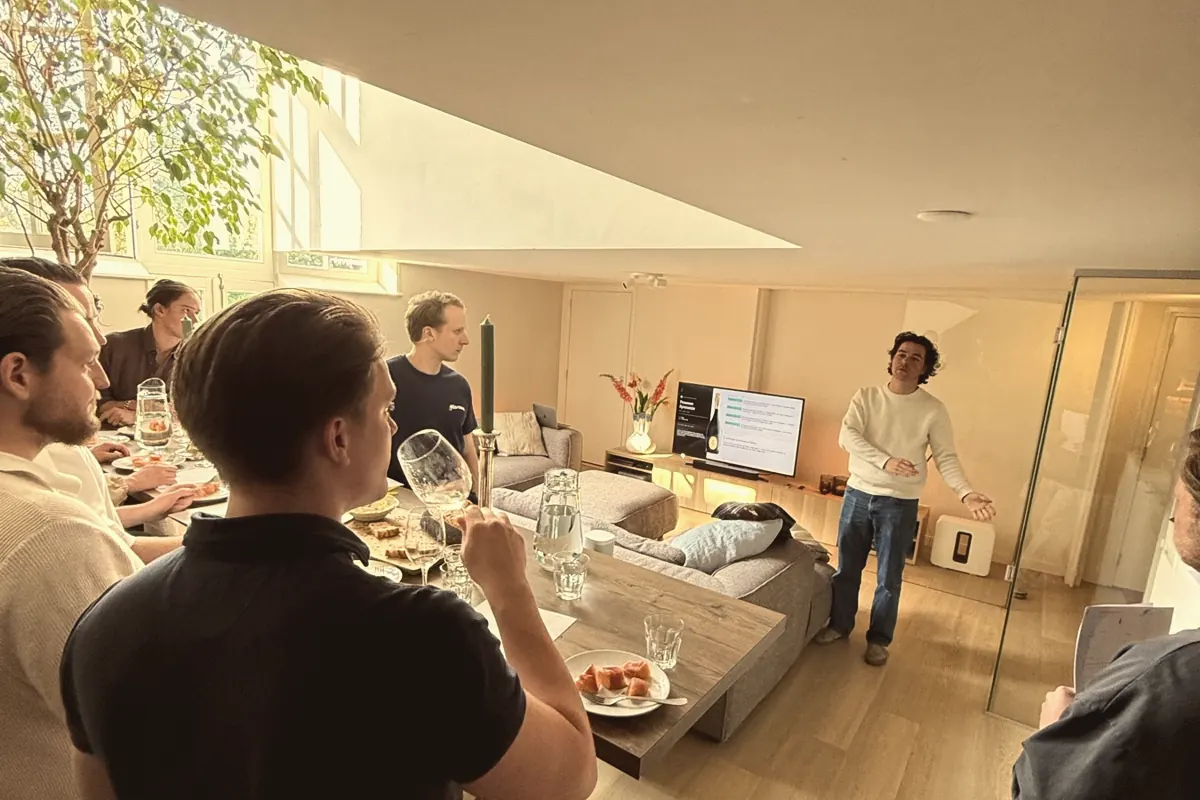 Collega's luisteren tijdens een wijnproeverij