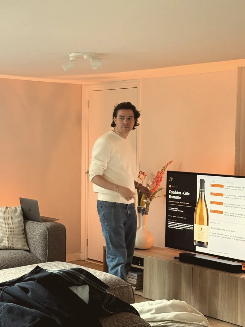 Max legt uit bij een scherm met de proefvolgorde